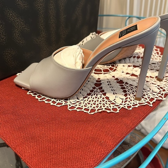 NWT Lita by Ciara Solid Square toe Slide. Silver. Italian leather and made Italy - Picture 5 of 8